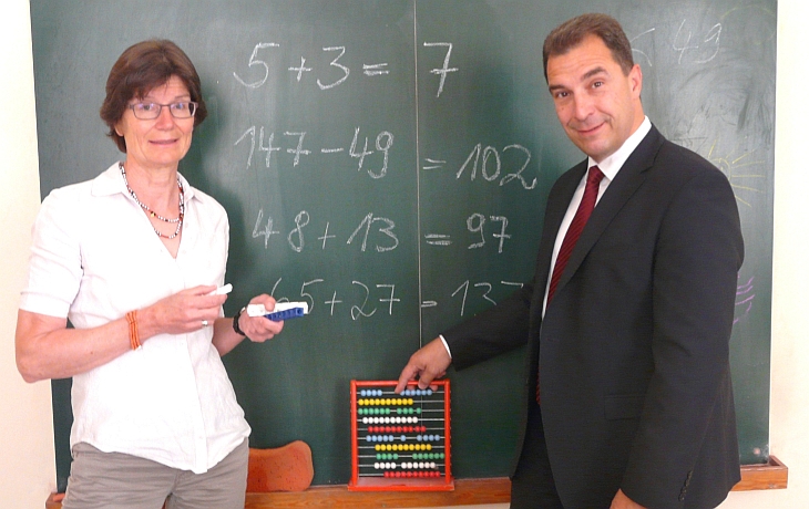 Foto: Irene von Schwerin, Leiterin des Instituts in Rosenheim vom Verein für Lerntherapie und Dyskalkulie und Martin Schwegler, geschäftsführendes Vorstandsmitglied der Sparkassenstiftungen Zukunft.